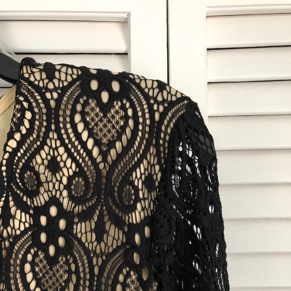 ❌[SOLD]❌ NEVER BEEN WORN- deep lace v-neck - Picture 4 of 4